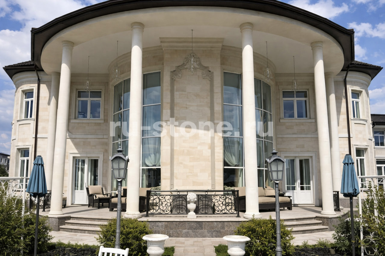 Отделка фасада песчаником коттеджа