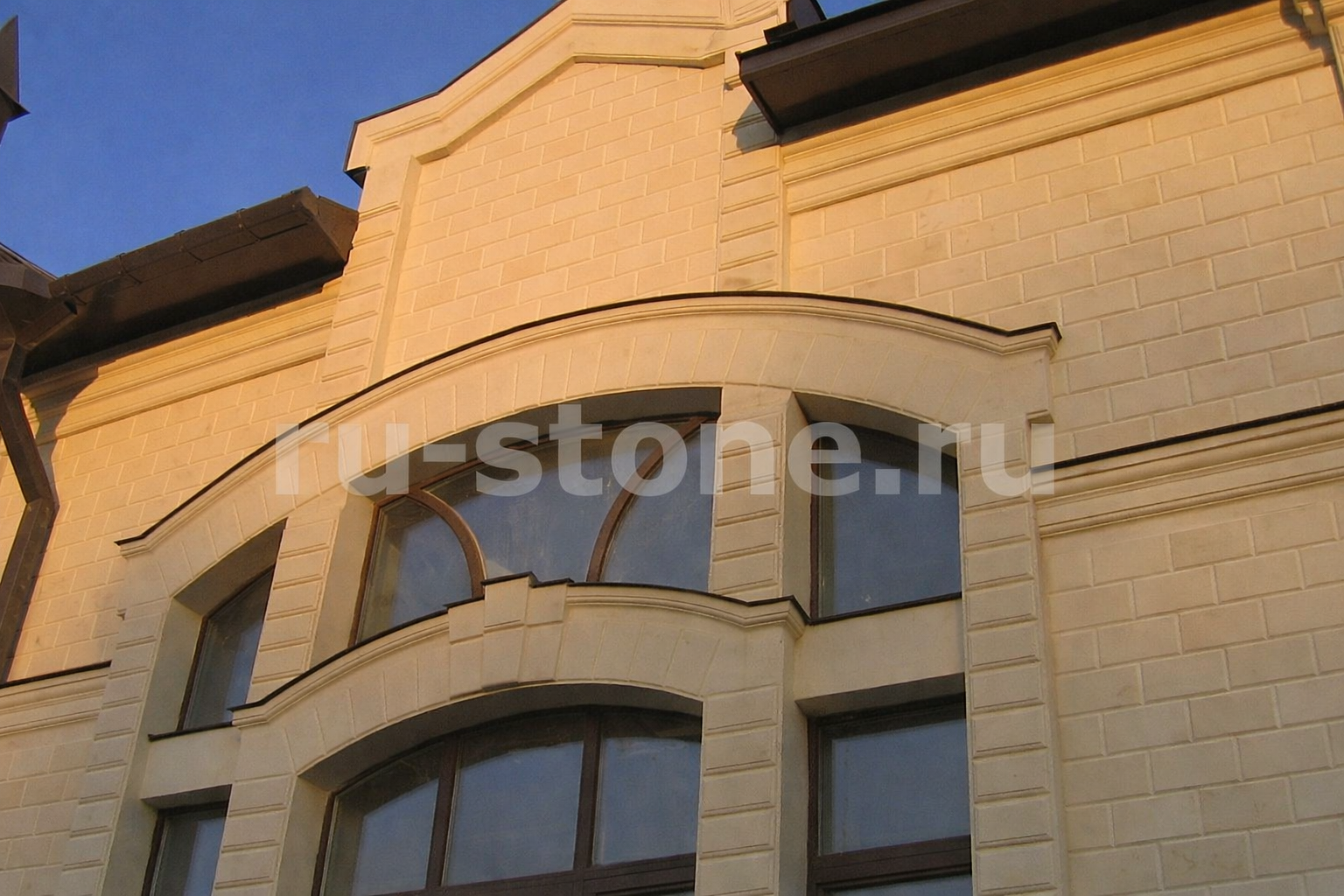 Отделка фасада коттеджа дагестанским камнем