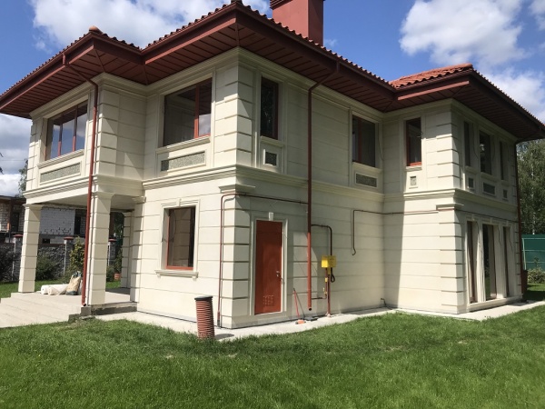 Облицовка загородного дома известняком