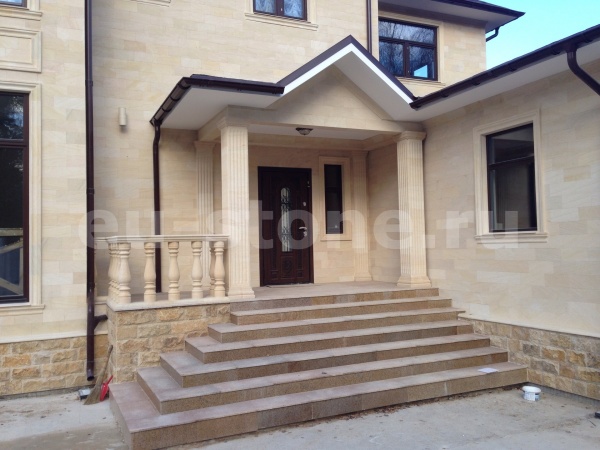 Облицовка дома песчаником