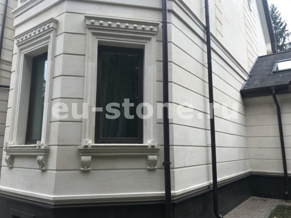 Облицовка фасада дома песчаником