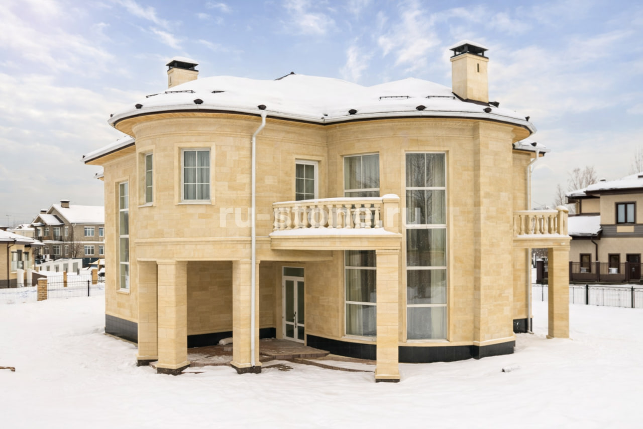 Облицовка фасада дома песчаником