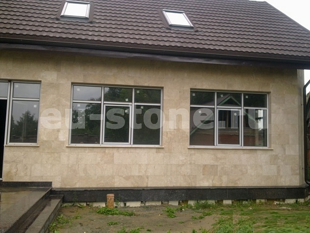 Облицовка дома травертином