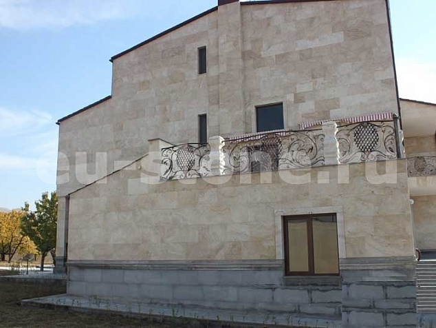 Облицовка дома травертином