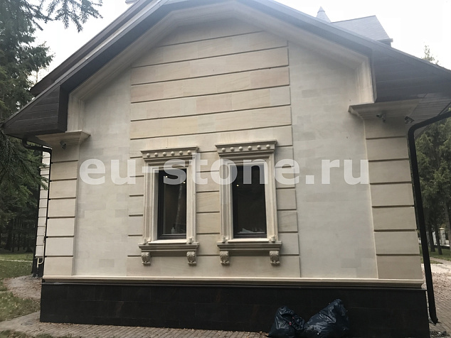 Облицовка фасада дома песчаником