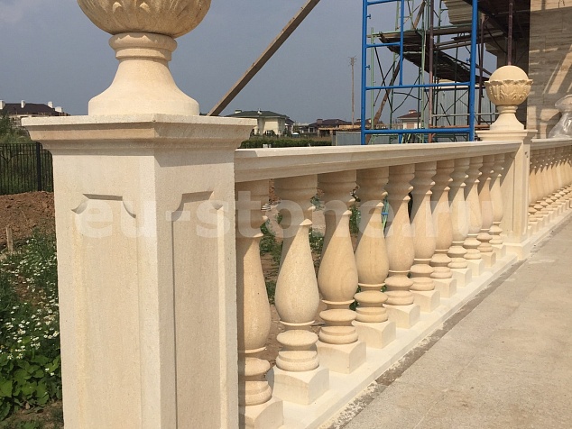 Облицовка фасада травертином