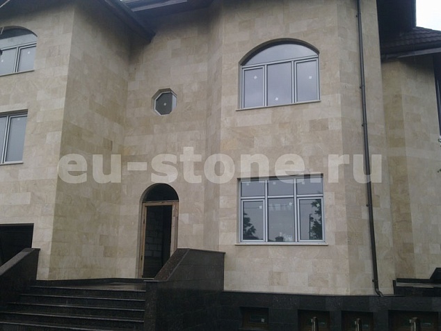 Облицовка дома травертином