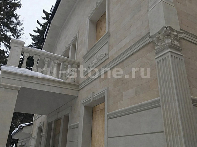 Отделка фасада коттеджа известняком